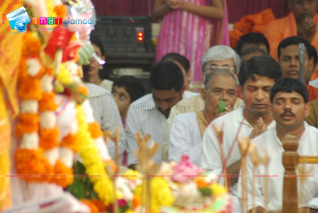 Aishwarya-Abhishek at Durga Pooja Event hd photo